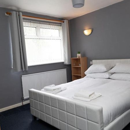 3 Bed Home Sleeps 8 People Located 1 Min From Train Stop - Otley Terrace Oldham Zewnętrze zdjęcie