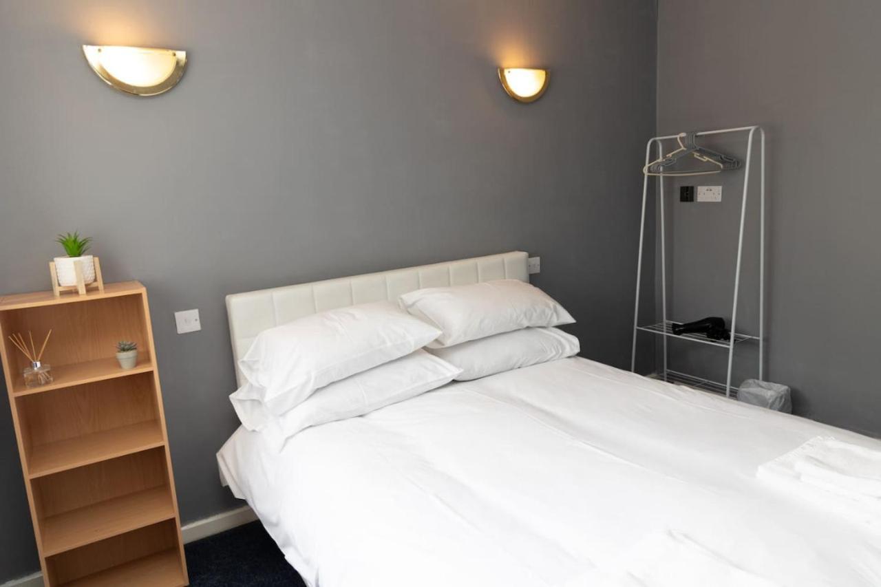 3 Bed Home Sleeps 8 People Located 1 Min From Train Stop - Otley Terrace Oldham Zewnętrze zdjęcie