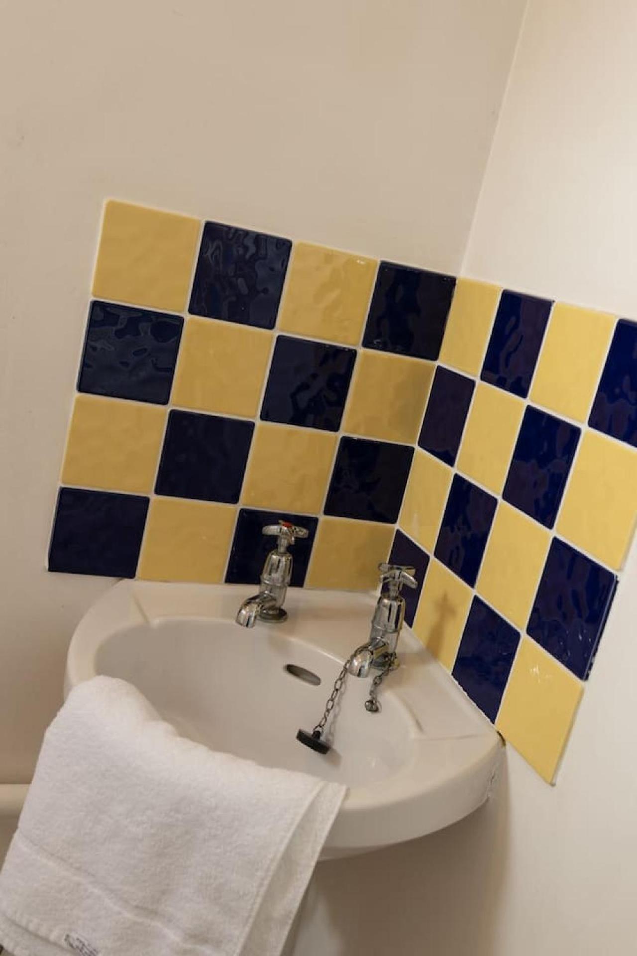 3 Bed Home Sleeps 8 People Located 1 Min From Train Stop - Otley Terrace Oldham Zewnętrze zdjęcie