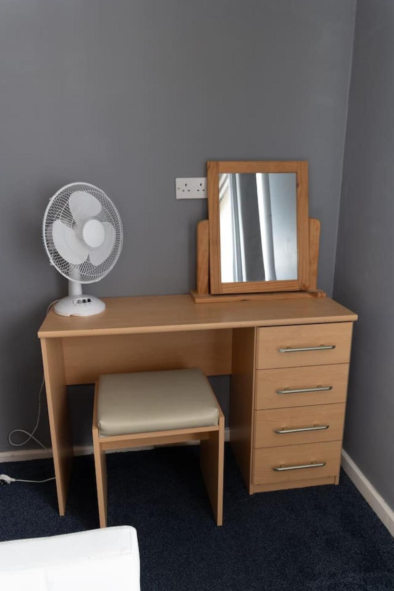 3 Bed Home Sleeps 8 People Located 1 Min From Train Stop - Otley Terrace Oldham Zewnętrze zdjęcie