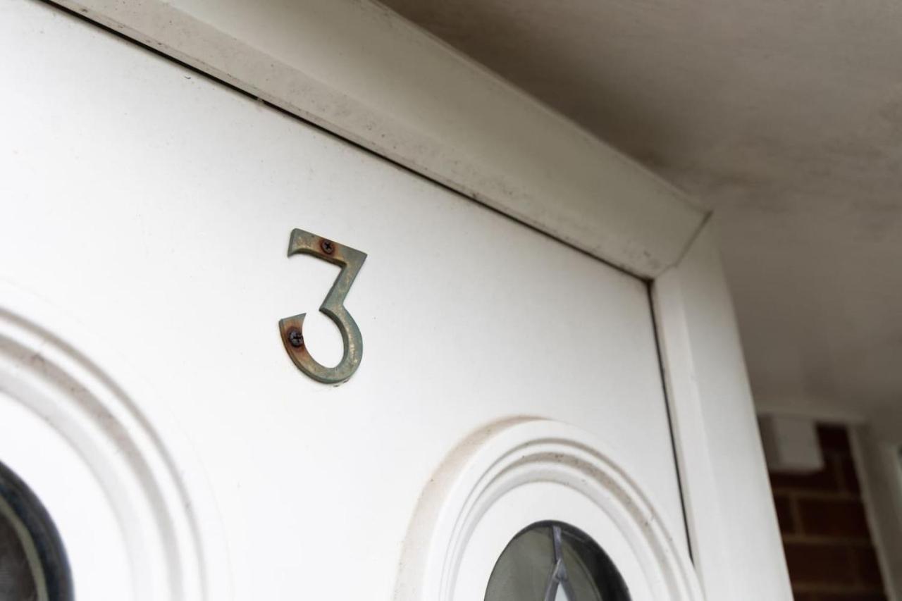 3 Bed Home Sleeps 8 People Located 1 Min From Train Stop - Otley Terrace Oldham Zewnętrze zdjęcie