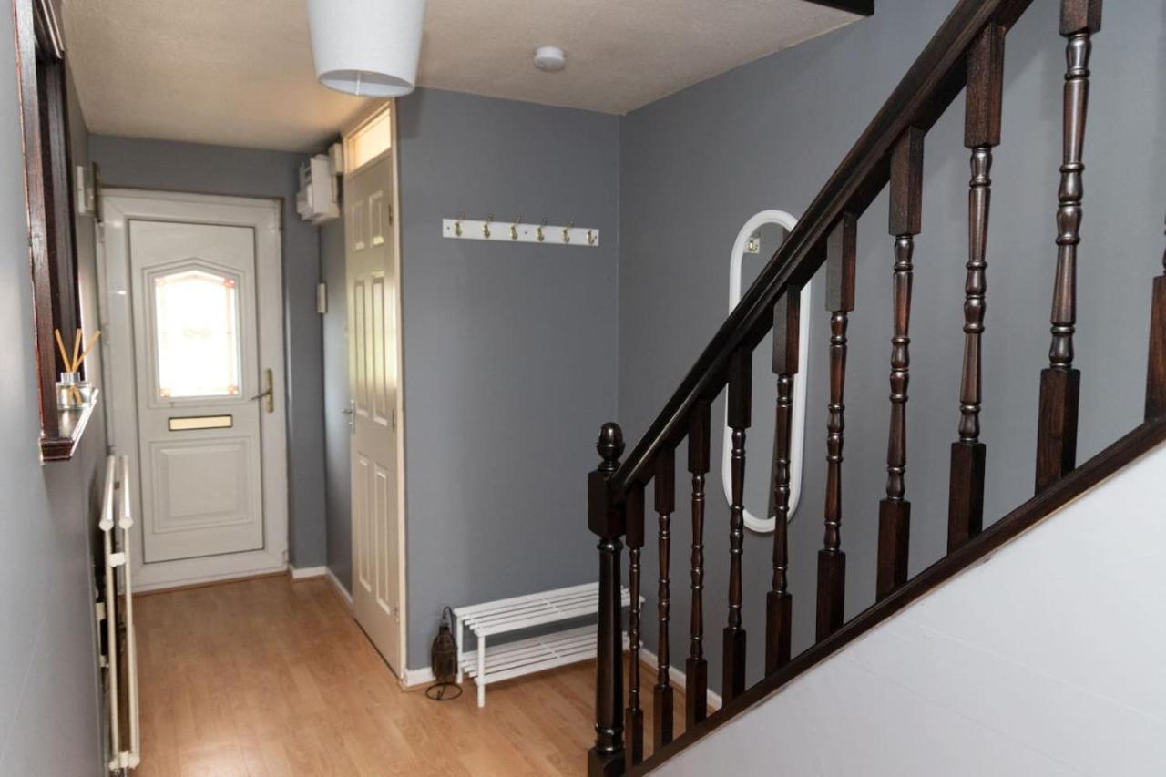 3 Bed Home Sleeps 8 People Located 1 Min From Train Stop - Otley Terrace Oldham Zewnętrze zdjęcie