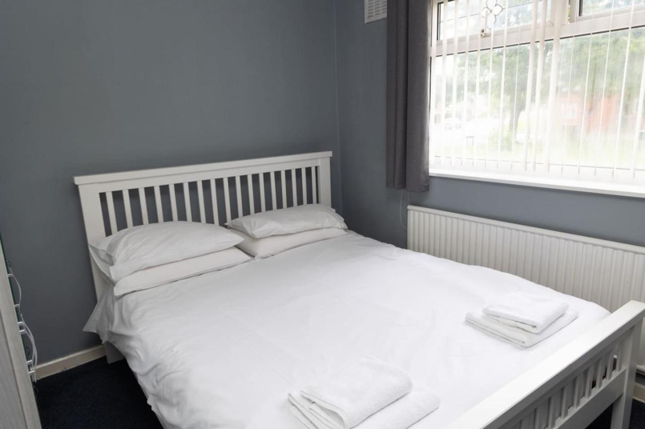 3 Bed Home Sleeps 8 People Located 1 Min From Train Stop - Otley Terrace Oldham Zewnętrze zdjęcie