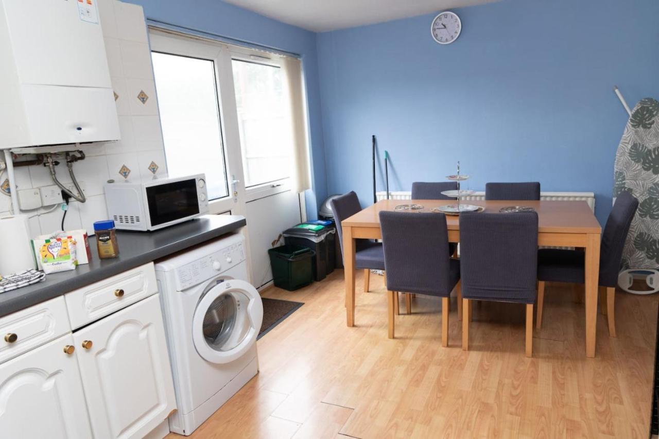 3 Bed Home Sleeps 8 People Located 1 Min From Train Stop - Otley Terrace Oldham Zewnętrze zdjęcie