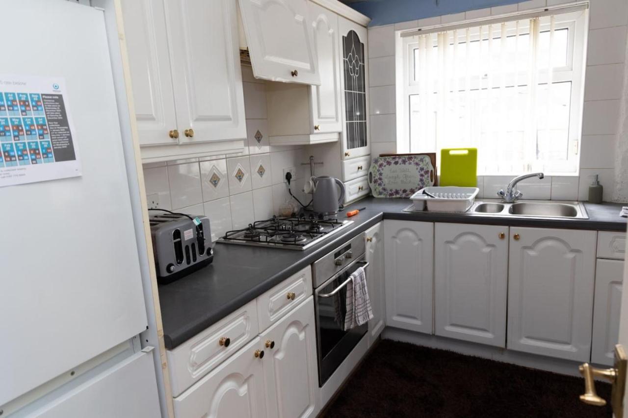 3 Bed Home Sleeps 8 People Located 1 Min From Train Stop - Otley Terrace Oldham Zewnętrze zdjęcie