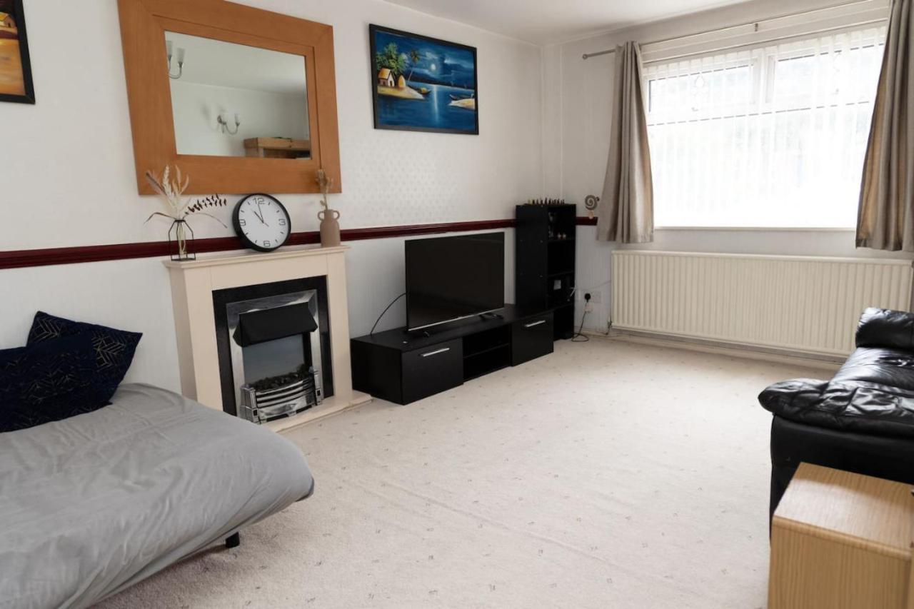 3 Bed Home Sleeps 8 People Located 1 Min From Train Stop - Otley Terrace Oldham Zewnętrze zdjęcie