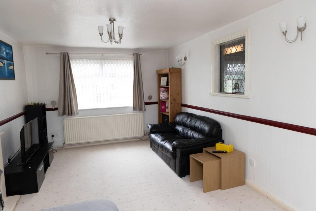 3 Bed Home Sleeps 8 People Located 1 Min From Train Stop - Otley Terrace Oldham Zewnętrze zdjęcie