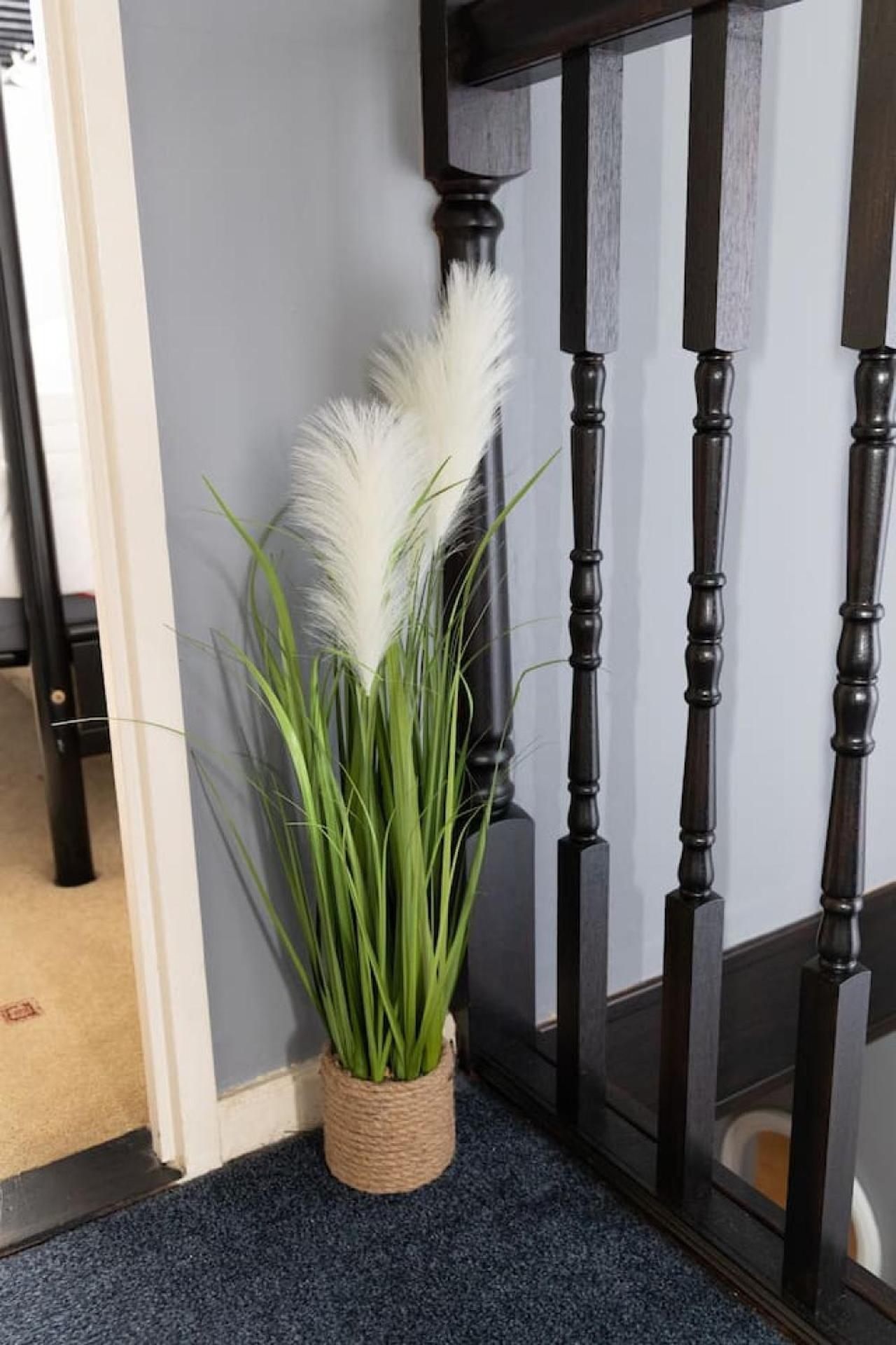 3 Bed Home Sleeps 8 People Located 1 Min From Train Stop - Otley Terrace Oldham Zewnętrze zdjęcie